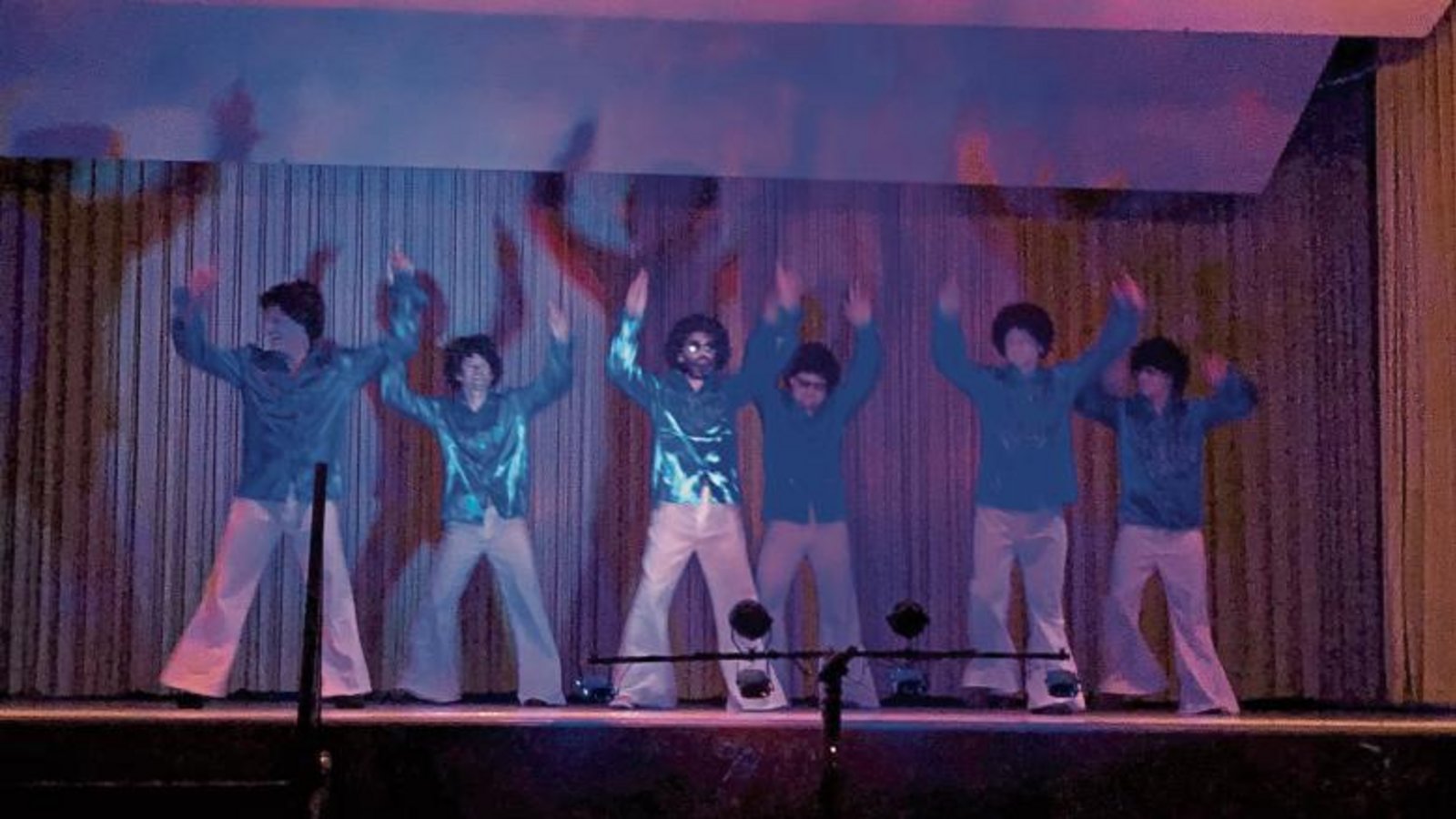 Schrill und voll auf 70er-Jahre getrimmt, versprüht diese Herrengruppe Spaß.  Foto: p
