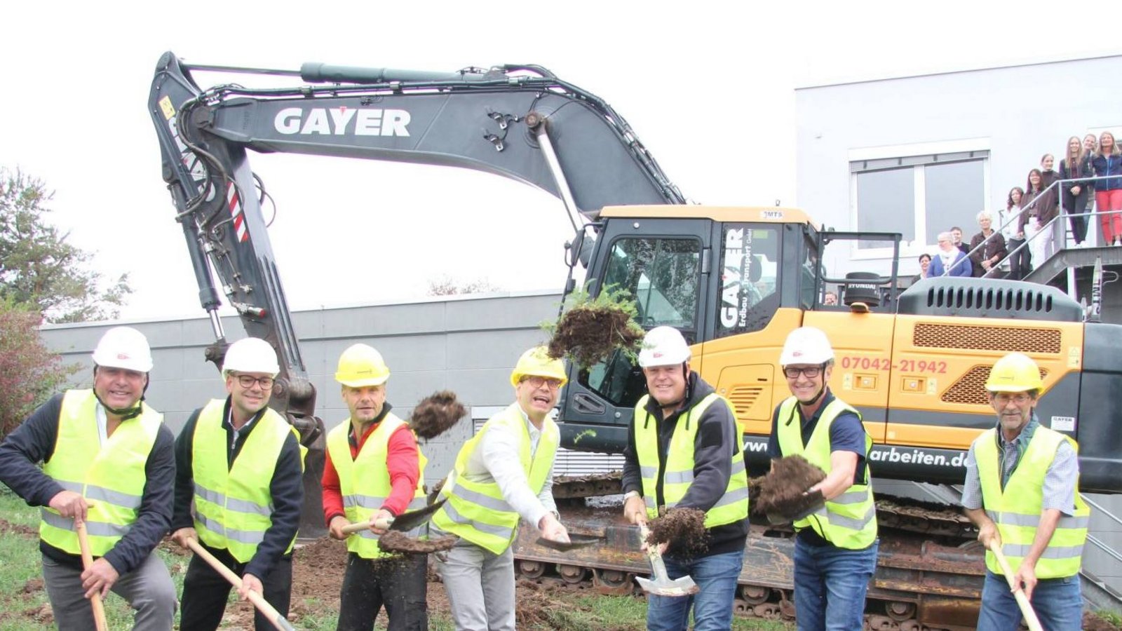 Spatenstich für den Anbau (von links): die Architekten Markus Burger und Norbert Stecher, Bernd Gayer (Gayer Erdbau), Hartmann-Geschäftsführer Frank Wolf, Jürgen Sämann (Gebr. Ezel), Bauleiter Carsten Disselhof (Gebr. Ezel) und Liebhart Weber (Dr. Hartmann). Foto: Banholzer Spatenstich für den Anbau (von links): die Architekten Markus Burger und Norbert Stecher, Bernd Gayer (Gayer Erdbau), Hartmann-Geschäftsführer Frank Wolf, Jürgen Sämann (Gebr. Ezel), Bauleiter Carsten Disselhof (Gebr. Ezel) und Liebhart Weber (Dr. Hartmann). Foto: Banholzer