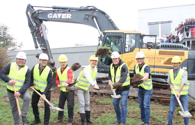 Spatenstich für den Anbau (von links): die Architekten Markus Burger und Norbert Stecher, Bernd Gayer (Gayer Erdbau), Hartmann-Geschäftsführer Frank Wolf, Jürgen Sämann (Gebr. Ezel), Bauleiter Carsten Disselhof (Gebr. Ezel) und Liebhart Weber (Dr. Hartmann).  <span class='image-autor'>Foto: Banholzer</span>