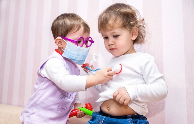 Kinder ab drei Jahren entwickeln einen Forscherdrang, sich selbst besser kennenzulernen: Wie sehe ich überhaupt aus? Wie unterscheide ich mich von anderen? Daher sind in diesem Alter „Doktorspiele“ auch sehr beliebt.<span class='image-autor'>Foto: stock.adobe.com/yanlev</span>