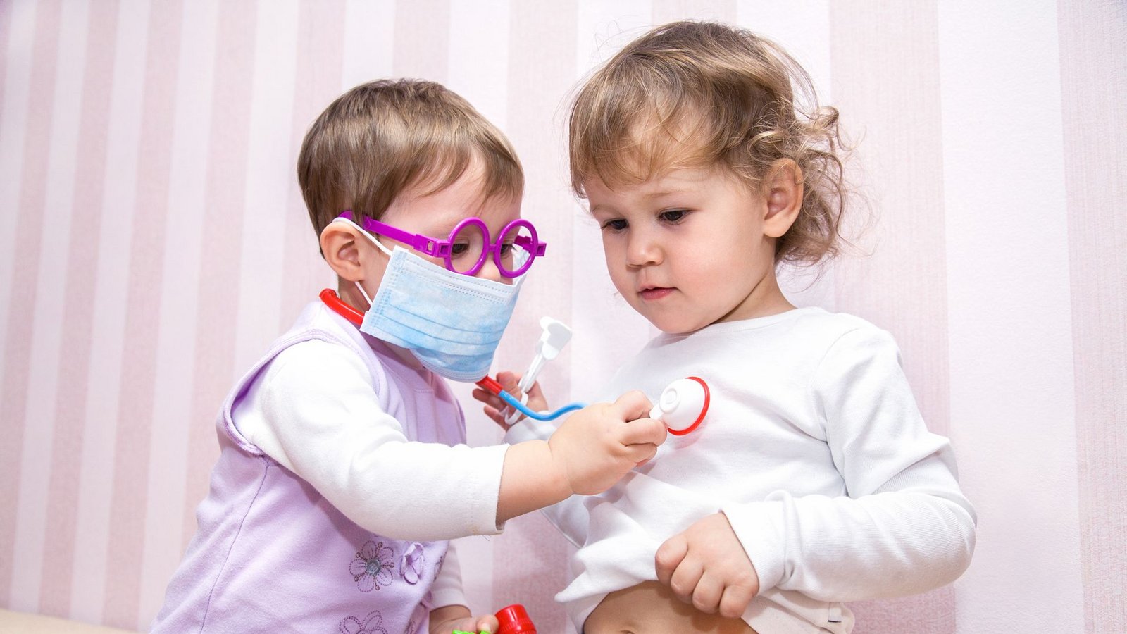 Kinder ab drei Jahren entwickeln einen Forscherdrang, sich selbst besser kennenzulernen: Wie sehe ich überhaupt aus? Wie unterscheide ich mich von anderen? Daher sind in diesem Alter „Doktorspiele“ auch sehr beliebt.Foto: stock.adobe.com/yanlev Kinder ab drei Jahren entwickeln einen Forscherdrang, sich selbst besser kennenzulernen: Wie sehe ich überhaupt aus? Wie unterscheide ich mich von anderen? Daher sind in diesem Alter „Doktorspiele“ auch sehr beliebt.Foto: stock.adobe.com/yanlev