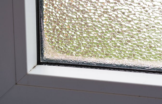 Beschlagene Fenster können auch zu Schimmelbildung führen.<span class='image-autor'>Foto: IMAGO/Zoonar/Alfred Hofer</span>