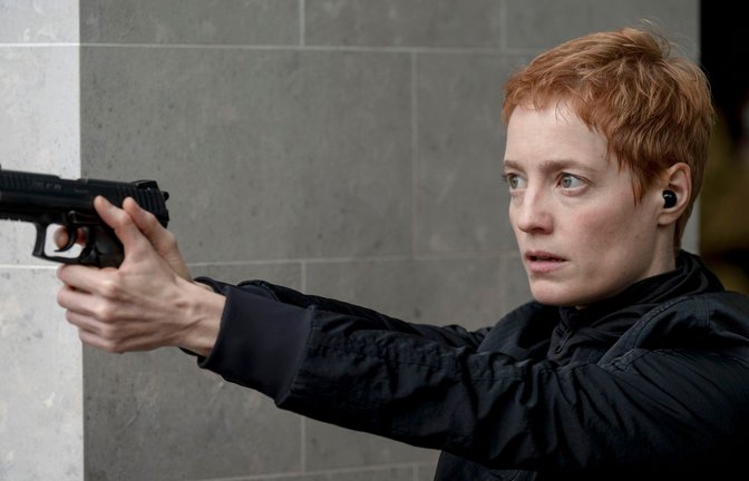 Leonie Benesch kann auch anders: In „Prisoner spielt sie die Auftragskillerin Nina Drâgus.<span class='image-autor'>Foto: ARD Degeto/Sky UK</span>