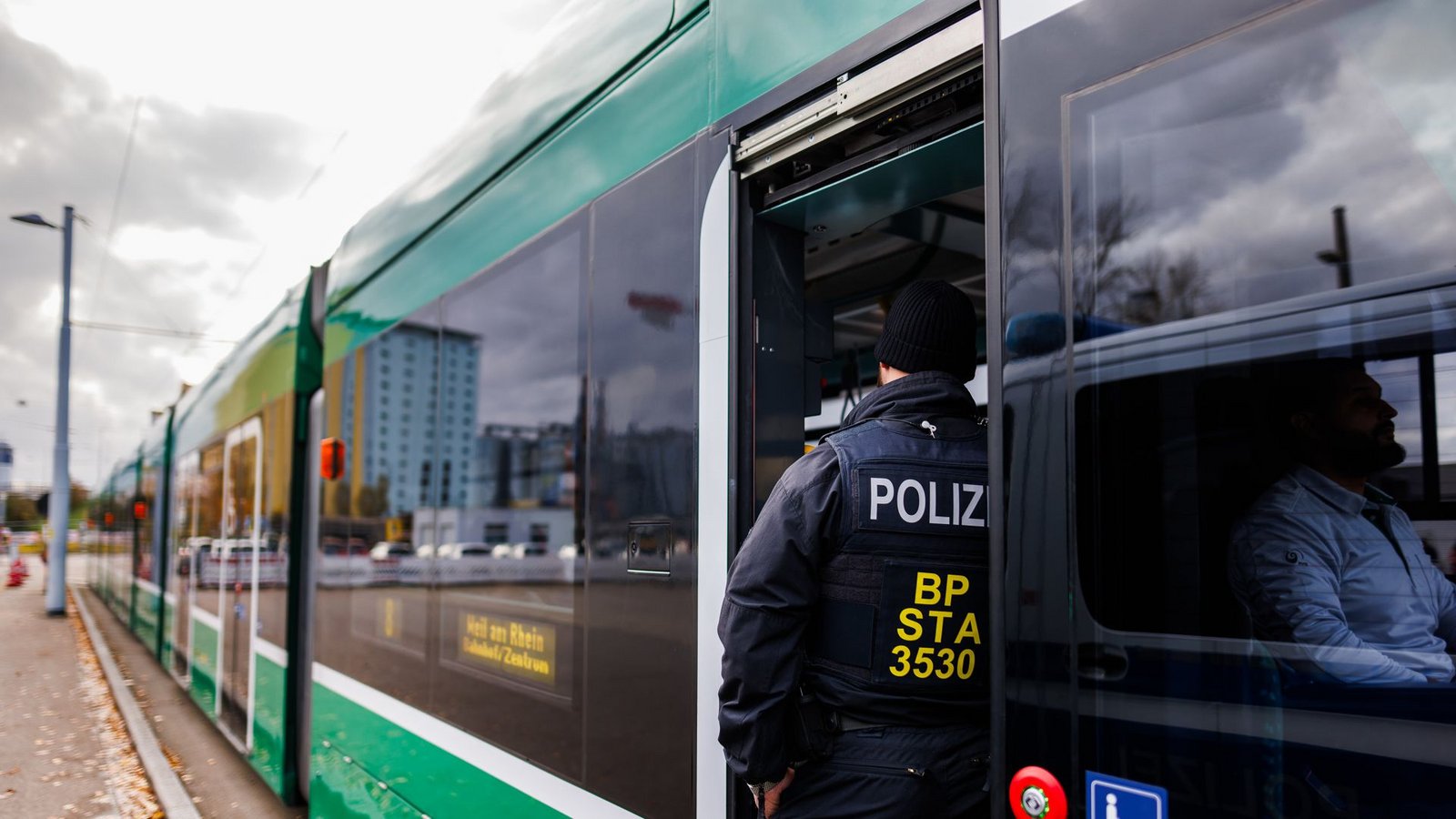 Ein Erfolg? Grenzkontrolle der deutschen Bundespolizei in einer aus der Schweiz kommenden Basler StadtbahnFoto: dpa/Philipp von Ditfurth