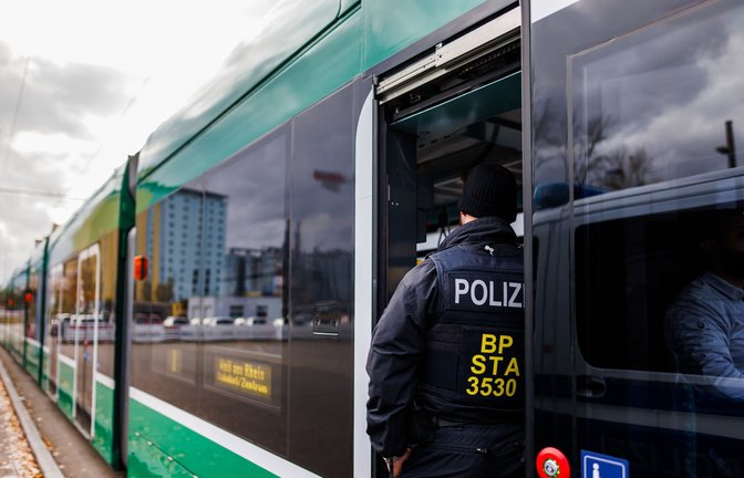 Ein Erfolg? Grenzkontrolle der deutschen Bundespolizei in einer aus der Schweiz kommenden Basler Stadtbahn<span class='image-autor'>Foto: dpa/Philipp von Ditfurth</span>