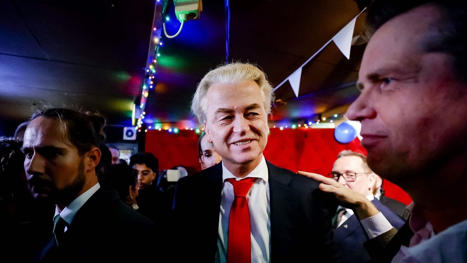 Geert Wilders strahlt über das Ergebnis.Foto: AFP/Remko de  Waal
