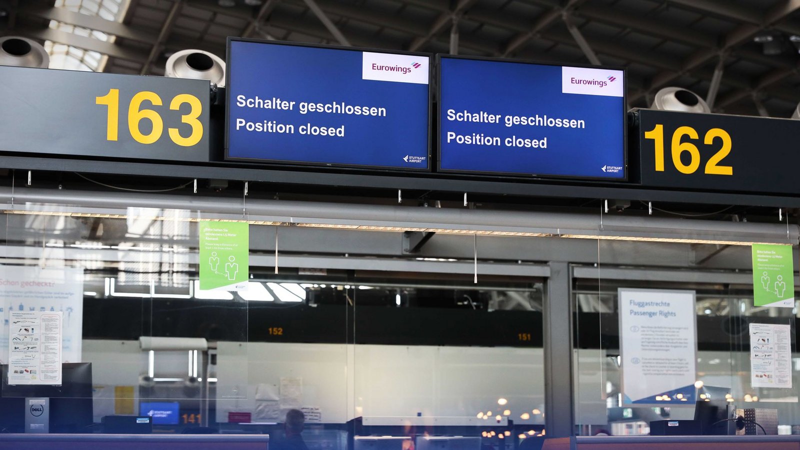 Wegen  des Streiks von  Eurowings-Piloten  herrscht am Landesflughafen Stuttgart am Montag gähnende Leere – und Schalter sind unbesetzt.Foto: Lichtgut/Leif Piechowski