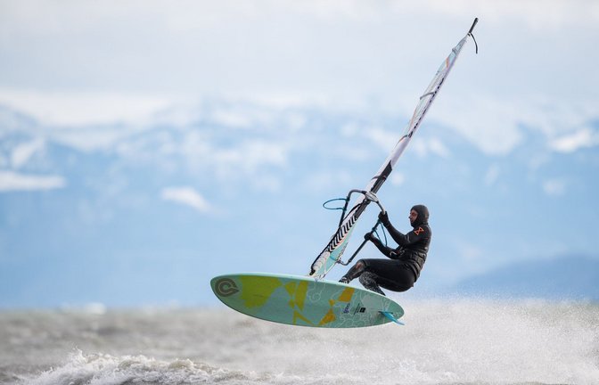 Ein Surfer ist auf dem Bodensee vermeintlich in Seenot geraten (Symbolbild).<span class='image-autor'>Foto: dpa/Felix Kästle</span>