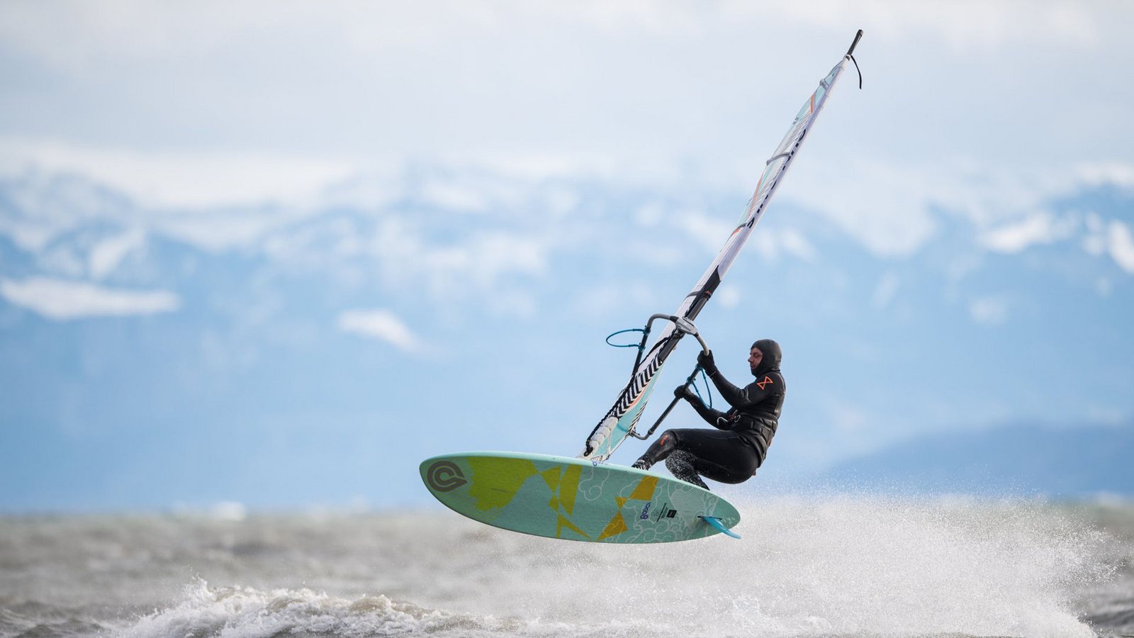 Ein Surfer ist auf dem Bodensee vermeintlich in Seenot geraten (Symbolbild).Foto: dpa/Felix Kästle