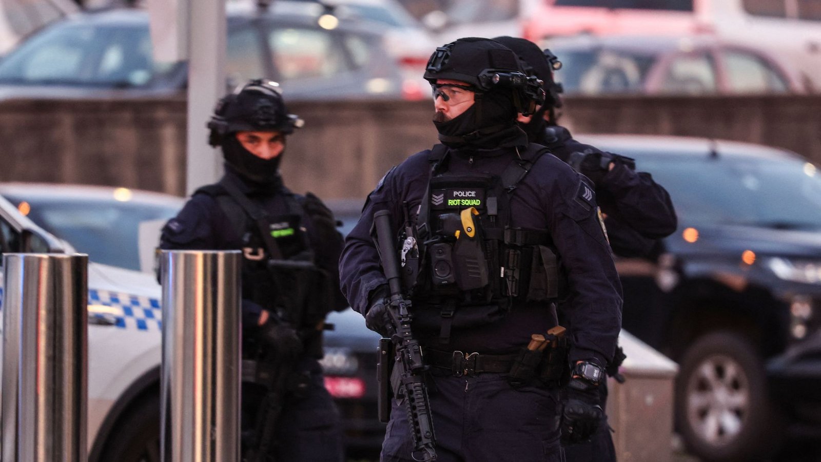 Bewaffnete Polizisten arbeiten am Tatort nach einem Schusswaffenangriff am Bondi Beach in Sydney am 14. Dezember 2025.Foto: DAVID GRAY / AFP