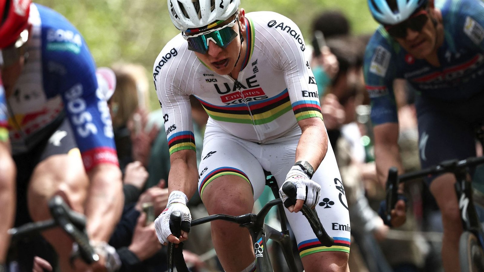 Tadej Pogacar hatte selbst zweimal Defekt.Foto: Anne-Christine Poujoulat/AFP/dpa