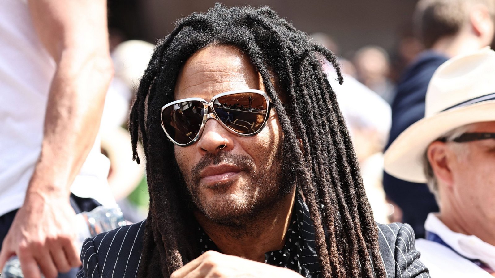 Rockmusiker Lenny Kravitz sitzt während des Endspiels aufmerksam auf der Tribüne in Paris.Foto: IMAGO / Schreyer Rockmusiker Lenny Kravitz sitzt während des Endspiels aufmerksam auf der Tribüne in Paris.Foto: IMAGO / Schreyer