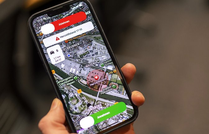 Eine App zeigt an, was wo passiert ist – und soll Helfer aktivieren.<span class='image-autor'>Foto: Lichtgut/Julian Rettig</span>