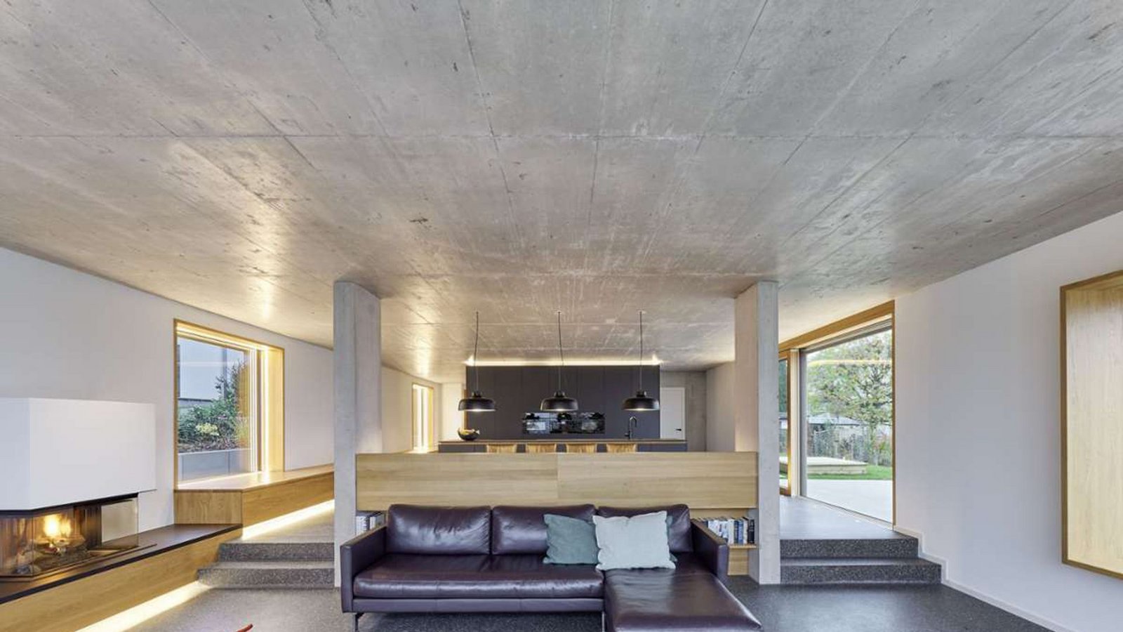 Außen Holz, innen Beton und verputzte Wände, der Stuttgarter Architekt entwarf einen offenen Küchen-, Ess- und Wohnbereich.Foto: Brigida González Außen Holz, innen Beton und verputzte Wände, der Stuttgarter Architekt entwarf einen offenen Küchen-, Ess- und Wohnbereich.Foto: Brigida González
