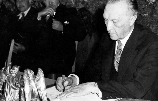 Konrad Adenauer, Präsident des Parlamentarischen Rates, unterzeichnet am 23. Mai 1949 das Grundgesetz.<span class='image-autor'>Foto: AP/HDG Bonn</span>