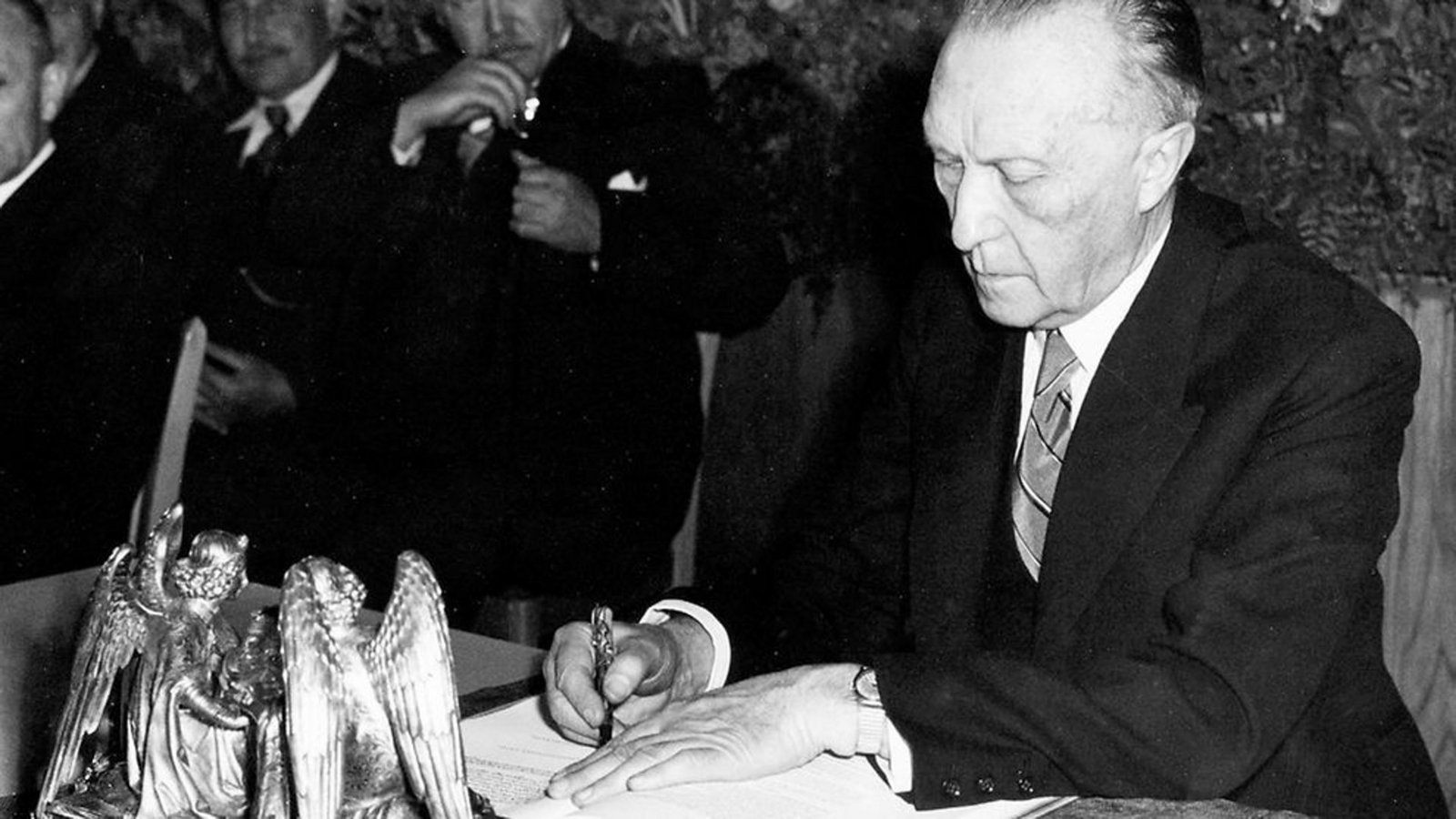 Konrad Adenauer, Präsident des Parlamentarischen Rates, unterzeichnet am 23. Mai 1949 das Grundgesetz.Foto: AP/HDG Bonn Konrad Adenauer, Präsident des Parlamentarischen Rates, unterzeichnet am 23. Mai 1949 das Grundgesetz.Foto: AP/HDG Bonn