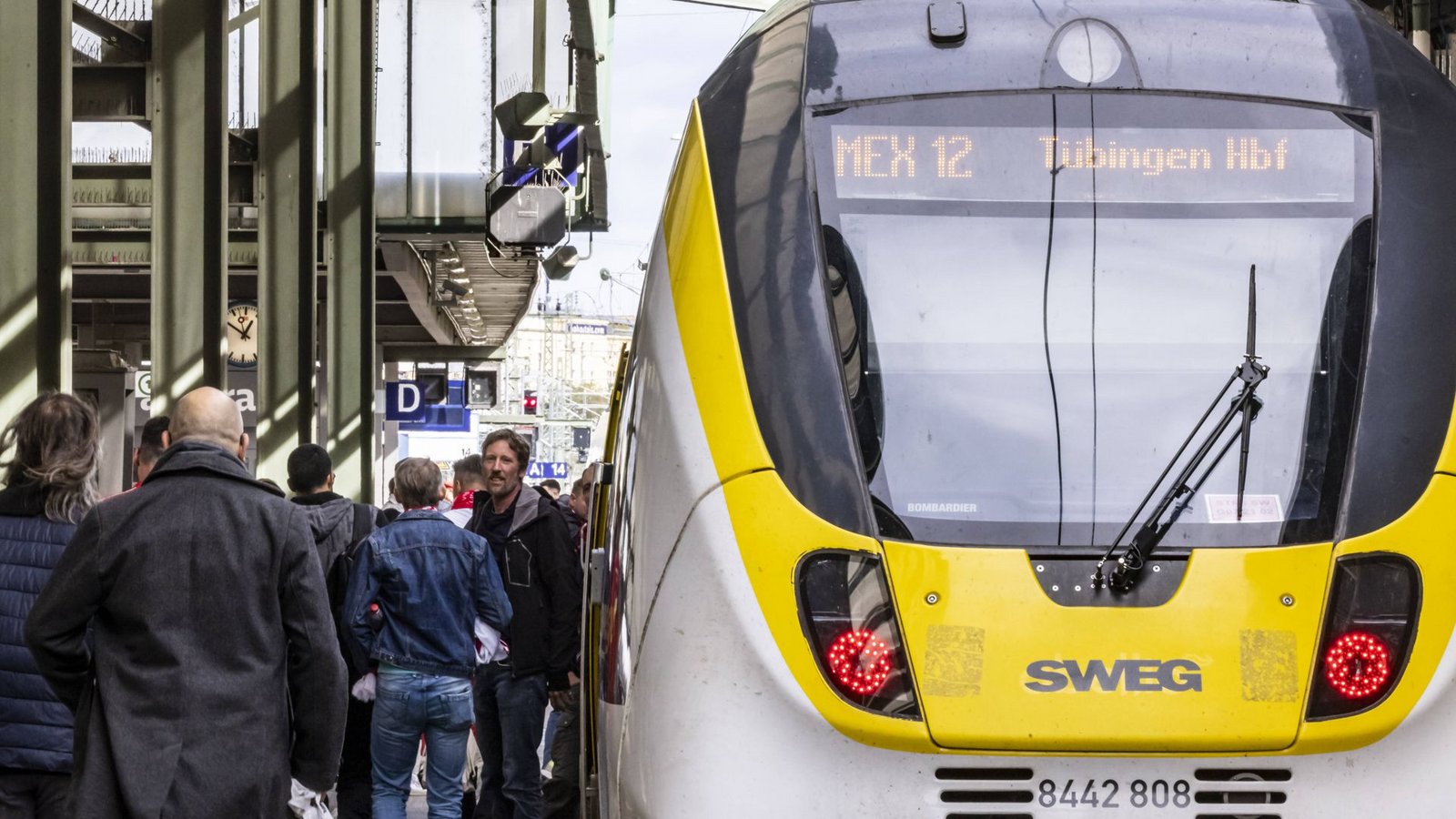 Die Züge in den Landesfarben erleben einen Ansturm.Foto: IMAGO/Arnulf Hettrich