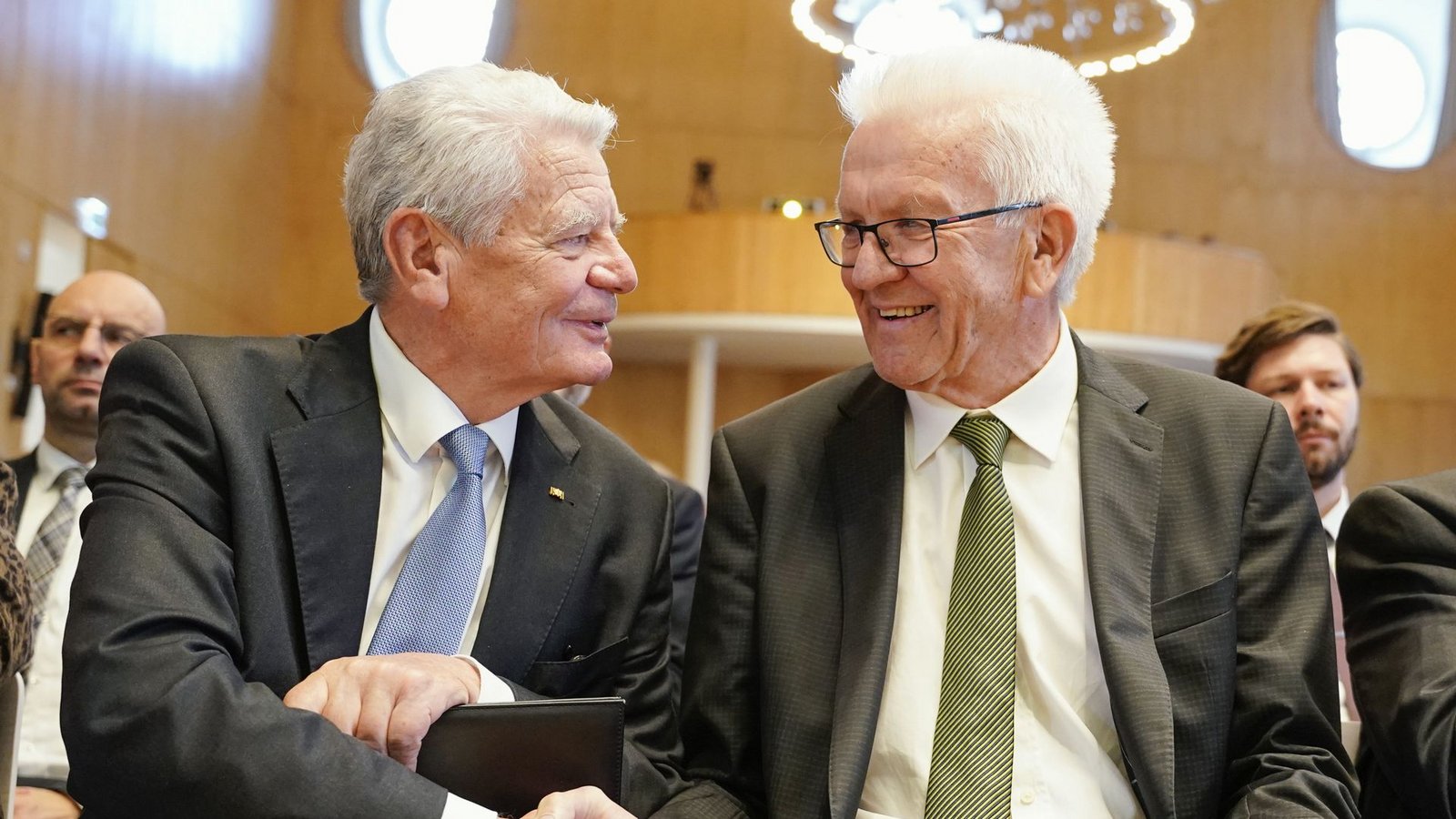 Gedankenaustausch: Alt-Bundespräsident Gauck (li.) und Ministerpräsident Kretschmann in Mannheim.Foto: dpa/Uwe Anspach Gedankenaustausch: Alt-Bundespräsident Gauck (li.) und Ministerpräsident Kretschmann in Mannheim.Foto: dpa/Uwe Anspach