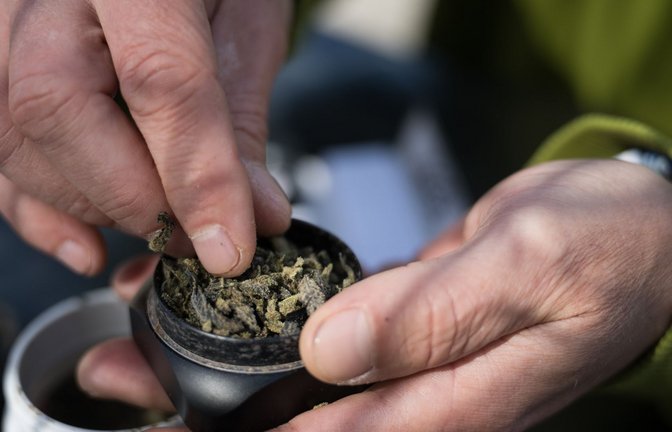 Polizeibeamte fanden bei dem Tatverdächtigen 30 Gramm Marihuana. (Symbolbild)<span class='image-autor'>Foto: dpa/Sebastian Gollnow</span>