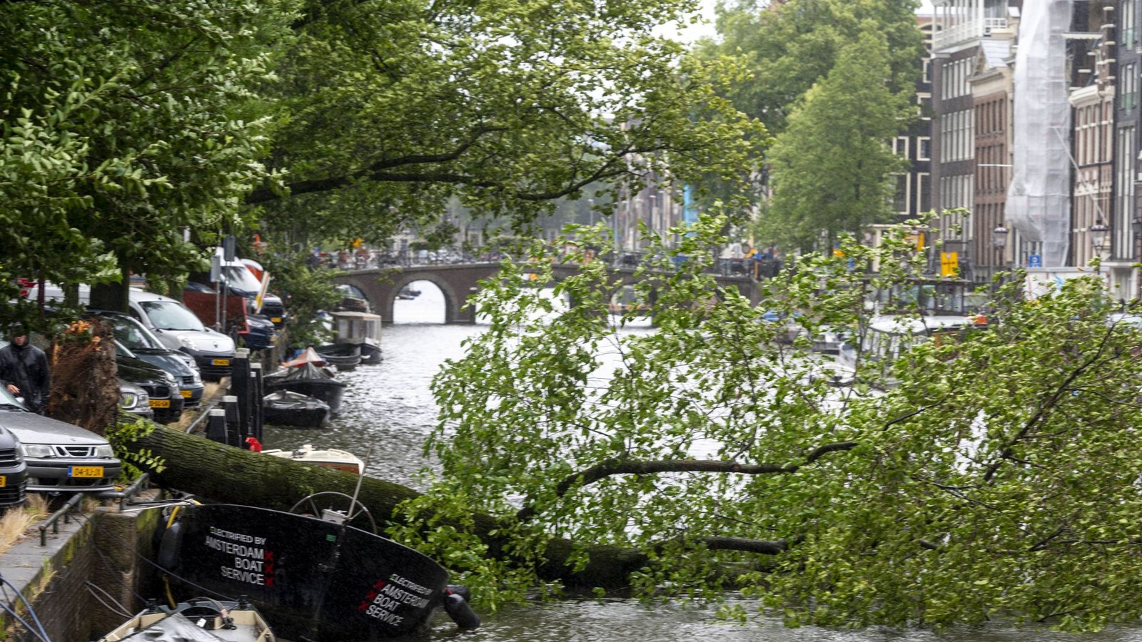 Auch in Amsterdam, der Hauptstadt der Niederlanden, hinterließ das Sturmtief „Poly“ seine Spuren.Foto: IMAGO/ANP/IMAGO/Evert Elzinga Auch in Amsterdam, der Hauptstadt der Niederlanden, hinterließ das Sturmtief „Poly“ seine Spuren.Foto: IMAGO/ANP/IMAGO/Evert Elzinga