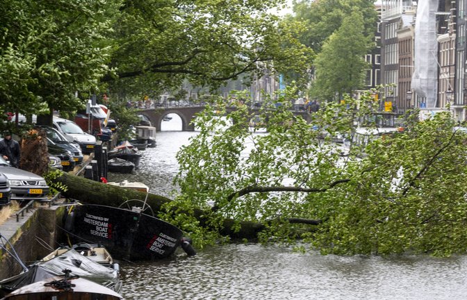 Auch in Amsterdam, der Hauptstadt der Niederlanden, hinterließ das Sturmtief „Poly“ seine Spuren.<span class='image-autor'>Foto: IMAGO/ANP/IMAGO/Evert Elzinga</span>