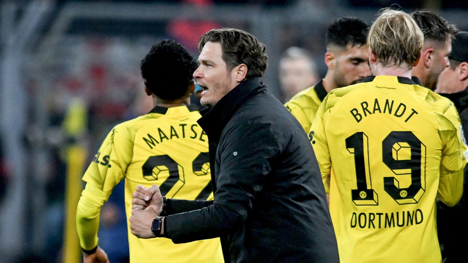 Dortmunds Trainer Edin Terzic und sein Team wollen für die erste Leverkusener Niederlage sorgen.Foto: Bernd Thissen/dpa