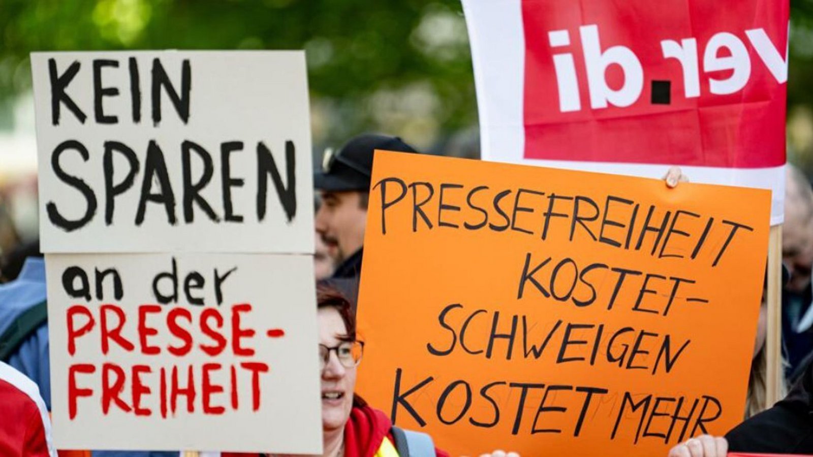Noch gehen Menschen für die Pressefreiheit auf die Straße.Foto: Fabian Sommer/dpa Noch gehen Menschen für die Pressefreiheit auf die Straße.Foto: Fabian Sommer/dpa