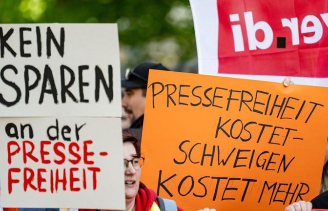 Noch gehen Menschen für die Pressefreiheit auf die Straße.<span class='image-autor'>Foto: Fabian Sommer/dpa</span>