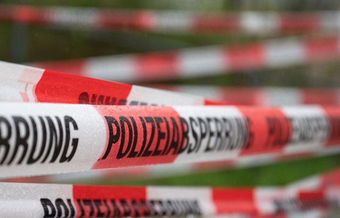 Ein Mann stürzte am Samstag in Königsbronn aus einem Fenster im dritten Stock. (Symbolbild)<span class='image-autor'>Foto: dpa/Sebastian Kahnert</span>