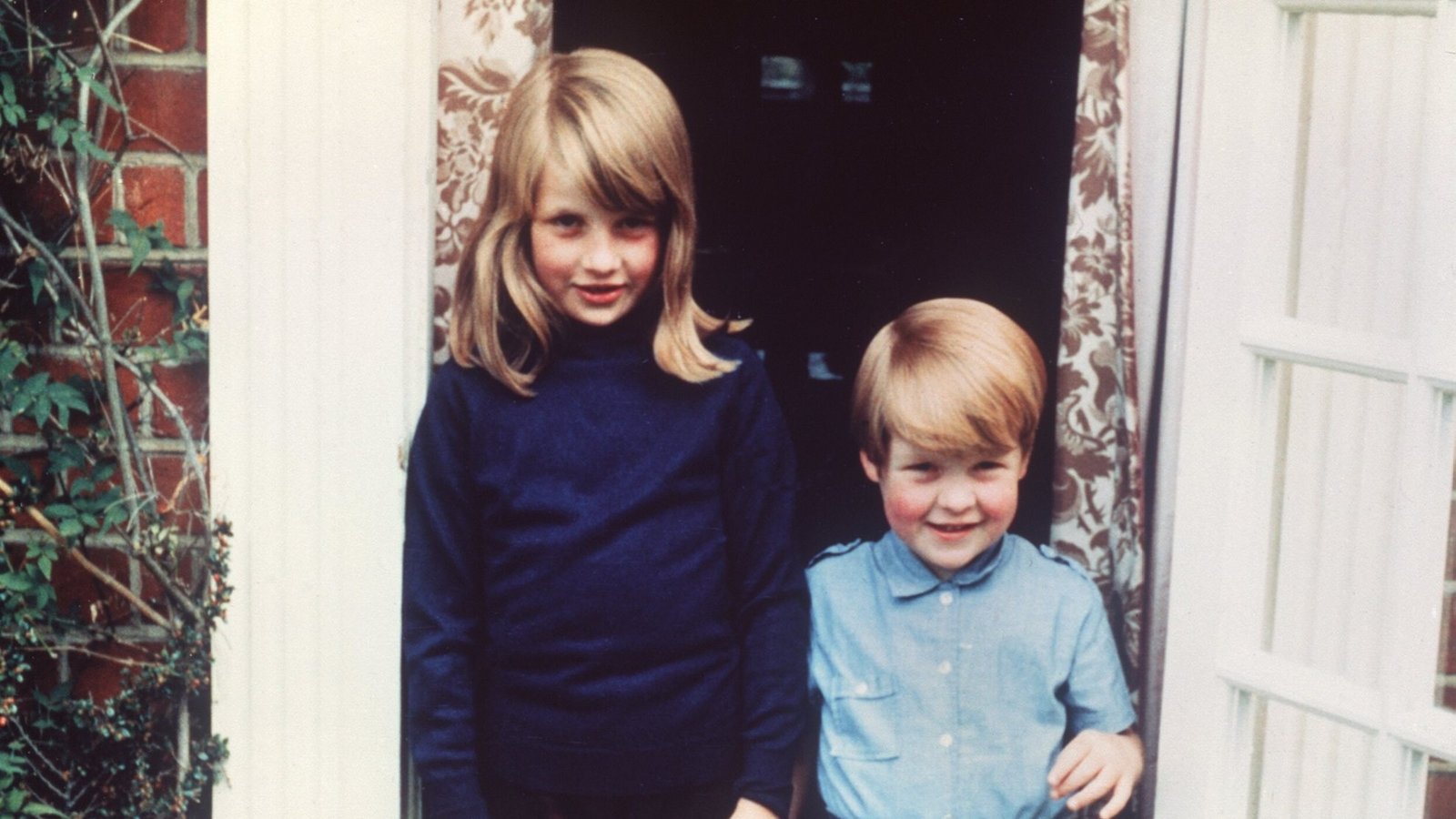 Diana 1968 mit ihrem Bruder Charles Spencer. Diana war zu ihren Lebzeiten nicht immer ein Herz und eine Seele mit ihrem Bruder. Nach ihrem Tod dominierte jedoch der neunte Graf Spencer, Herr auf dem Familiengut Althorp bei Northampton, das offizielle Gedanken an die "Königin der Herzen". Heutzutage wird das Gedenken an Diana wohl eher durch ihre Söhne William und Harry geprägt.Foto: picture-alliance / dpa | -