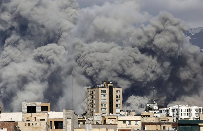 Qualm über Irans Hauptstadt: Teheran steht unter Beschuss.<span class='image-autor'>Foto: IMAGO/Anadolu Agency</span>