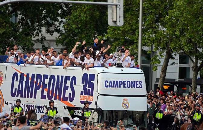 Nach dem Gewinn der spanischen Meisterschaft ging es für das Team von Real Madrid per Bus zur großen Party.<span class='image-autor'>Foto: Paul White/AP/dpa</span>