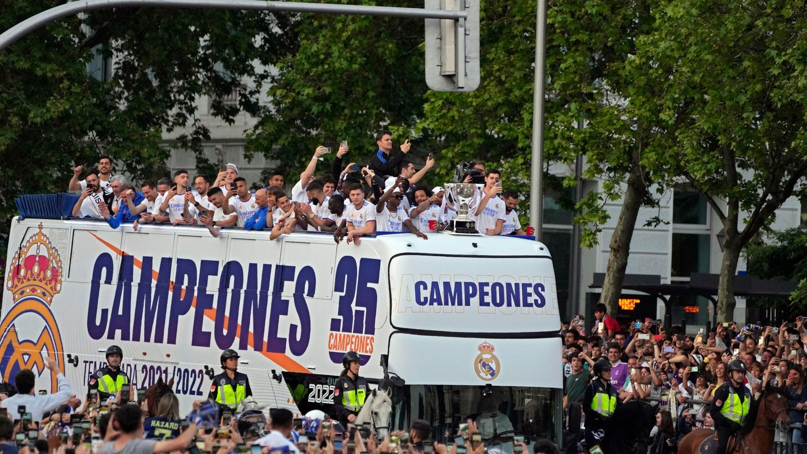 Nach dem Gewinn der spanischen Meisterschaft ging es für das Team von Real Madrid per Bus zur großen Party.Foto: Paul White/AP/dpa