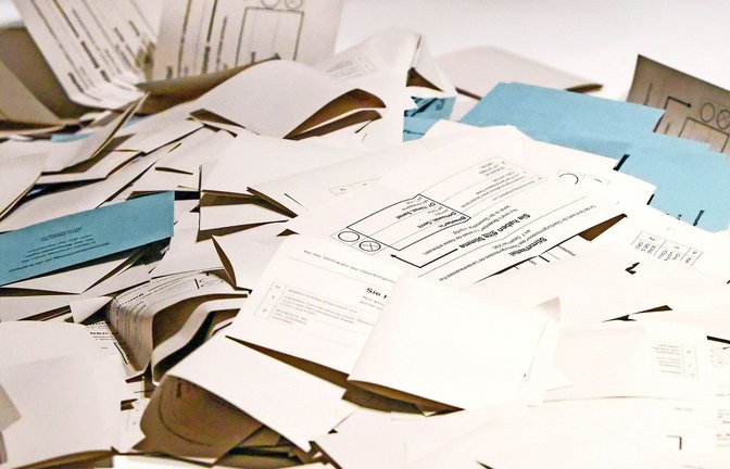 Stimmzettel liegen auf einem Tisch in einem Wahllokal.<span class='image-autor'>Foto: dpa</span>