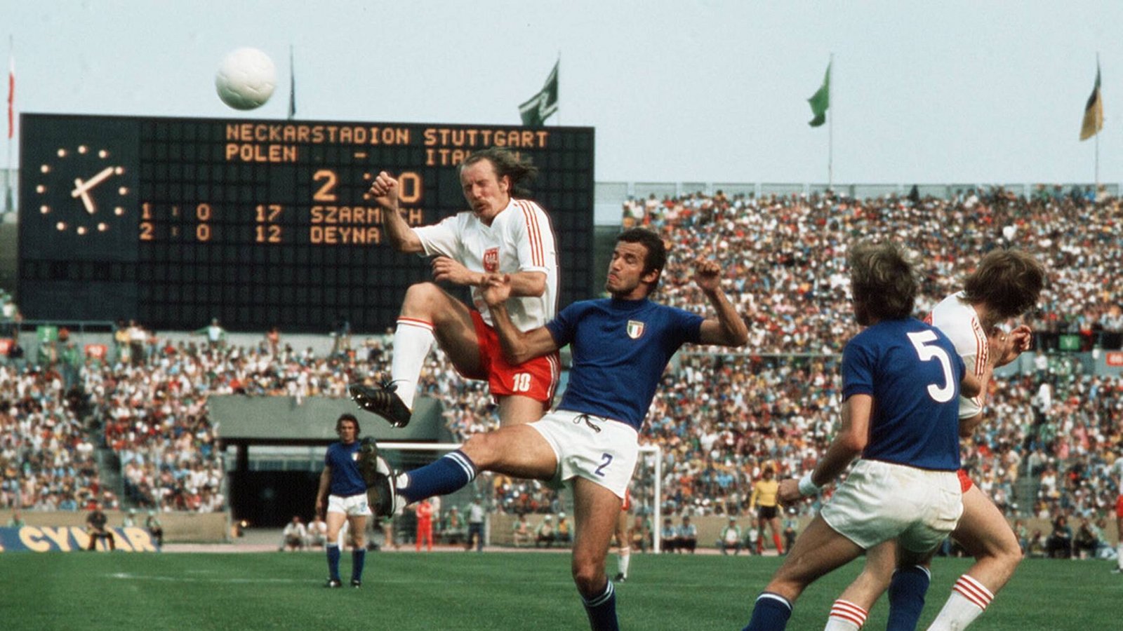 WM 1974: Die starke polnische Mannschaft (links Robert Gadocha) besiegt im Stuttgarter Neckarstadion  vor 70 000 Zuschauern Italien mit 2:1.Foto: Baumann