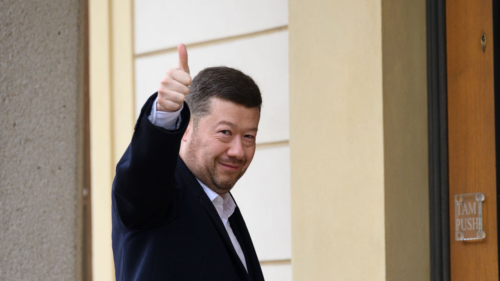 Der Vorsitzende der Partei Freiheit und direkte Demokratie (SPD), Tomio Okamura, begrüßt Fotografen auf seinem Weg zu Präsident Pavel, der ihn zu einer Nachwahlberatung eingeladen hatte.Foto: Kamaryt Michal/CTK/dpa