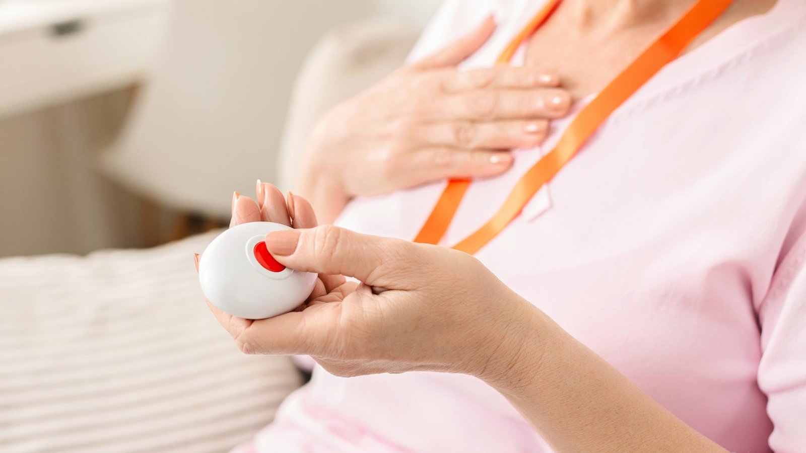 Das Gerät sollte immer am Körper getragen werden.Foto: Prostock-studio / shutterstock.com Das Gerät sollte immer am Körper getragen werden.Foto: Prostock-studio / shutterstock.com