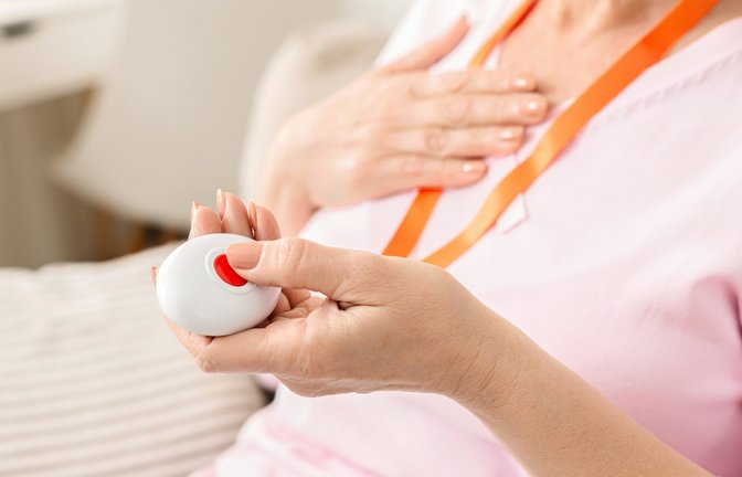 Das Gerät sollte immer am Körper getragen werden.<span class='image-autor'>Foto: Prostock-studio / shutterstock.com</span>
