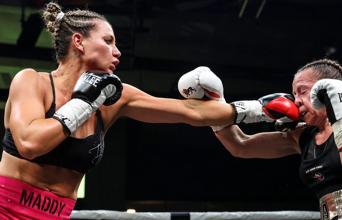 Volltreffer: Madeleine Mohrhardt (li.) hat bei ihrem letzten Auftritt in der Stuttgarter Scharrena Eva Hubmayer geschlagen.<span class='image-autor'>Foto: IMAGO/Torsten Helmke</span>