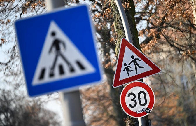 Fußgänger und Kinder schützen – das ist letztlich der Sinn von Tempo 30. Fußgänger und Kinder schützen – das ist letztlich der Sinn von Tempo 30.<span class='image-autor'>Foto: dpa/Sebastian Gollnow</span>