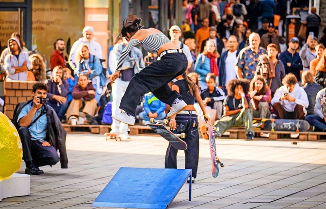 Fünf Tage lang eroberten Skater die Stadt – auch vor dem Stuttgarter Rathaus zeigten sie ihre Tricks.<span class='image-autor'>Foto: Ferdinando Iannone</span>