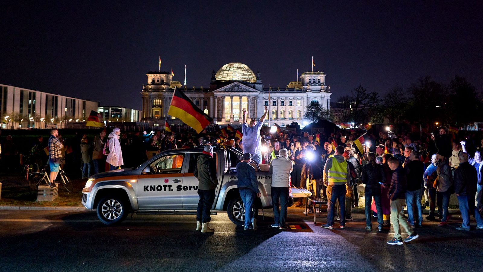 Menschen nehmen an einer Kundgebung gegen hohe Spritpreise teil mit Sebastian Bormann auf einem Pick-up am Platz der Republik vor dem Reichstagsgebäude in Berlin.Foto: Michael Ukas/dpa