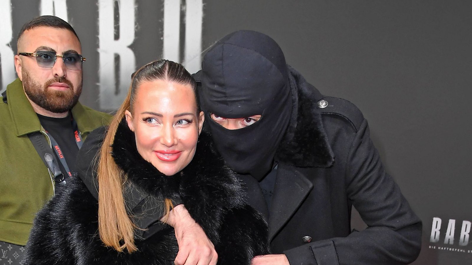 Die Anhans (vorne) bei einer Filmpremiere der Haftbefehl-Doku. Nina Anhan ertappte die Einbrecher auf frischer Tat, diese entkamen dennoch.Foto: IMAGO/Gartner Die Anhans (vorne) bei einer Filmpremiere der Haftbefehl-Doku. Nina Anhan ertappte die Einbrecher auf frischer Tat, diese entkamen dennoch.Foto: IMAGO/Gartner