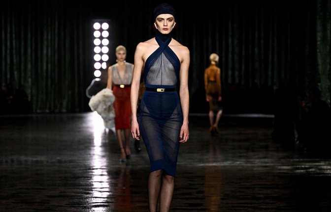 Auf der Pariser Fashion Week zeigen Modelabels noch bis zum kommenden Dienstag ihre neuen Kollektionen.<span class='image-autor'>Foto: AFP/JULIEN DE ROSA</span>
