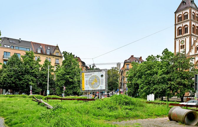 Etwas wild und ungepflegt, aber grün sieht es derzeit in Teilen des Bismarckplatzes aus.<span class='image-autor'>Foto: Lichtgut/Max Kovalenko; Haus der Geschichte/Gebr. Metz</span>