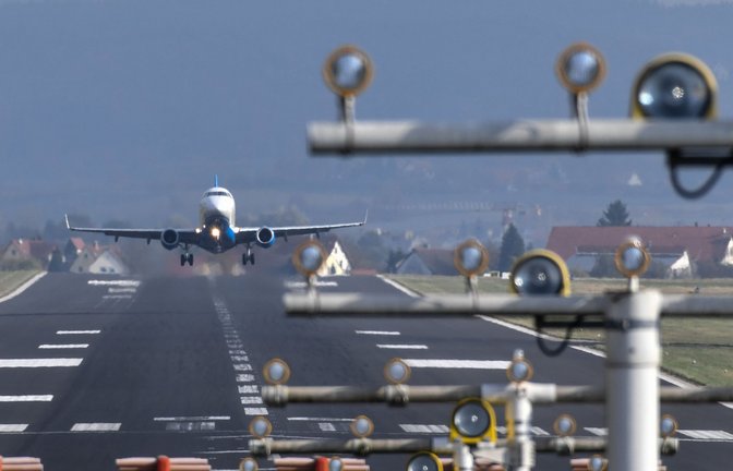 Der Bodensee Airport in Friedrichshafen wünscht sich ein klares Bekenntnis des Landes.<span class='image-autor'>Foto: dpa/Felix Kästle</span>