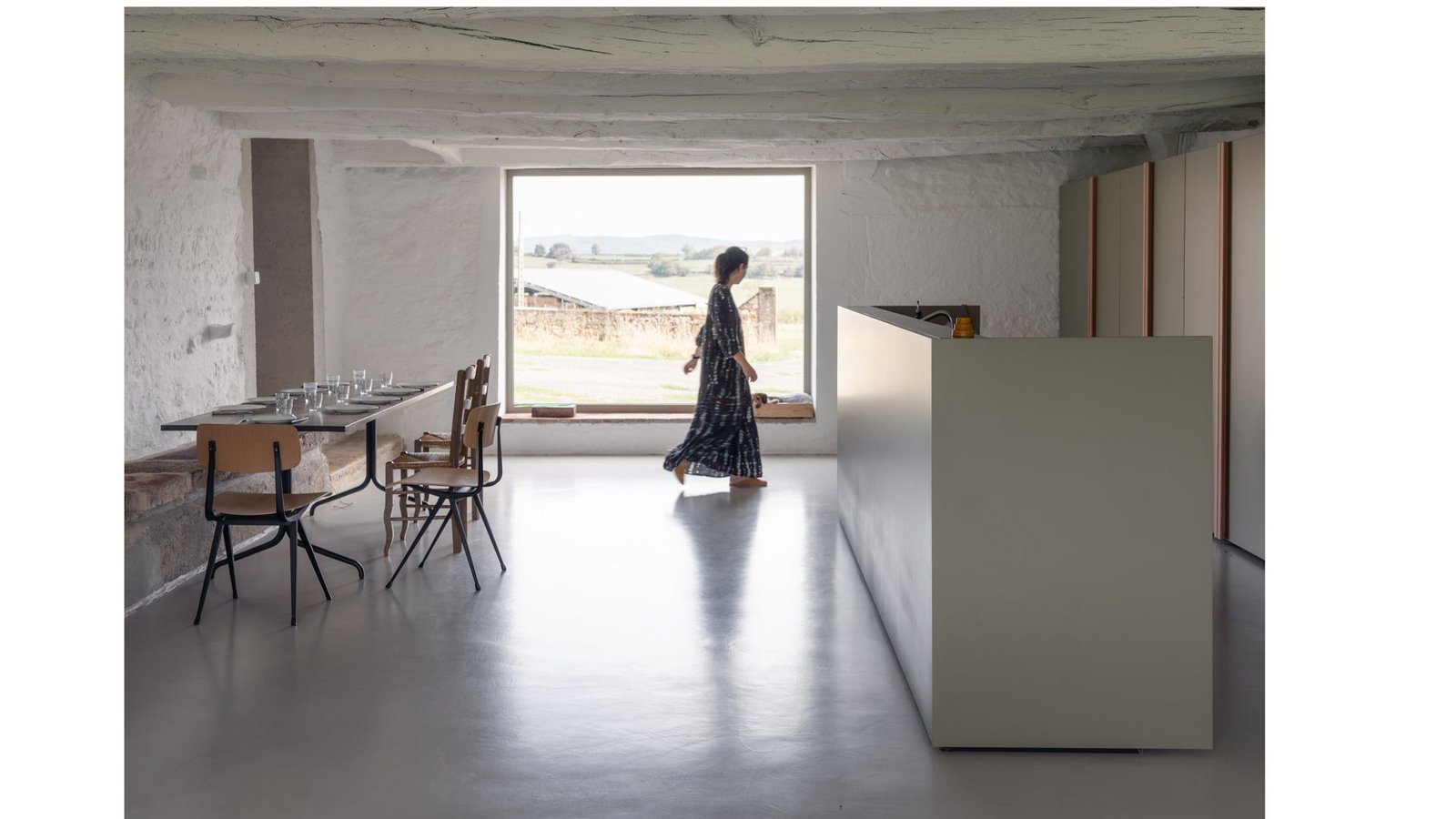Blick in das umgebaute Haus La Grange im Burgund in Frankreich, das den ersten Preis gewonnen hat. Die Auszeichnung ging ans Büro LVA Le Dévéhat Vuarnesson Architectes.Foto: Philippe Thibault / Prestel Verlag