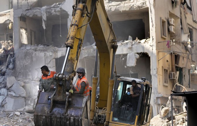 Rettungskräfte suchen nach einem israelischen Luftangriff in Beirut nach Opfern.<span class='image-autor'>Foto: dpa/Hussein Malla</span>