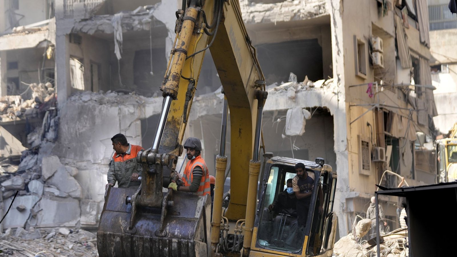 Rettungskräfte suchen nach einem israelischen Luftangriff in Beirut nach Opfern.Foto: dpa/Hussein Malla Rettungskräfte suchen nach einem israelischen Luftangriff in Beirut nach Opfern.Foto: dpa/Hussein Malla