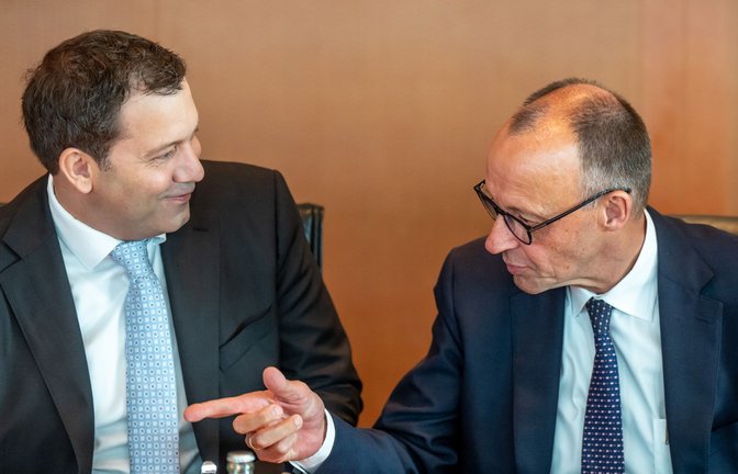 Kanzler Friedrich Merz (CDU, re.) und Vizekanzler Lars Klingbeil (SPD)<span class='image-autor'>Foto: Michael Kappeler/dpa</span>